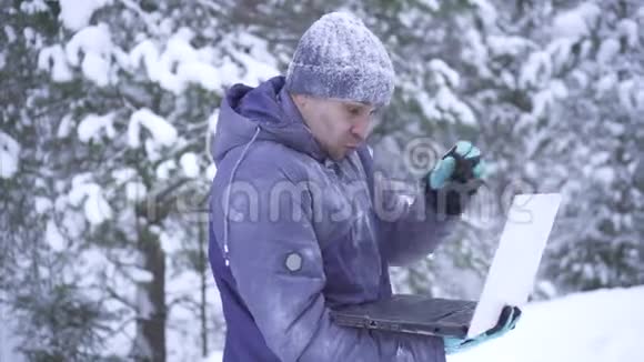 寒冬冻人喜欢笔记本电脑视频的预览图