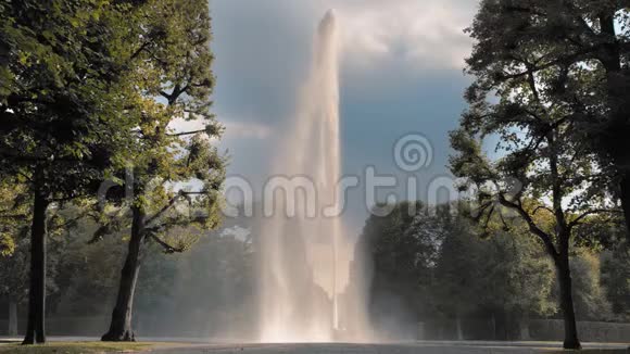 德国汉诺威夕阳西下一股从喷泉中喷出的高射流从地上的碗中喷出视频的预览图