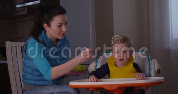 妈妈想给她的孩子喂奶他不想吃粥也不想哭视频的预览图