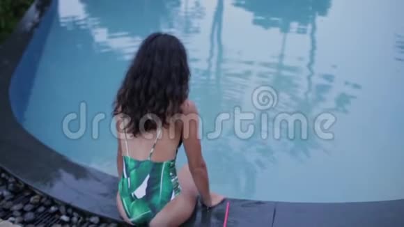 女孩爬上游泳池视频的预览图