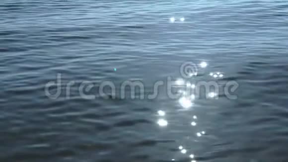太阳阳光照射在清澈的海面上视频的预览图