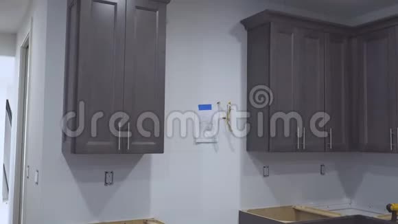 室内设计施工厨房暗装柜特写视频的预览图