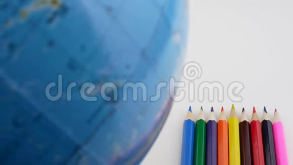 五颜六色的木制铅笔和旋转的地球仪回到学校的概念标志空白处视频的预览图