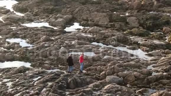 爱尔兰大西洋海岸马林海德的岩石景观视频的预览图