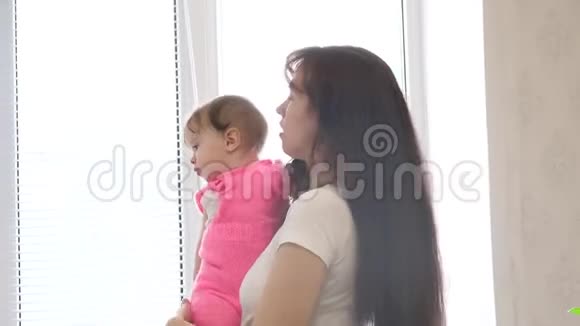 妈妈把婴儿抱在窗边小孩子想睡觉视频的预览图