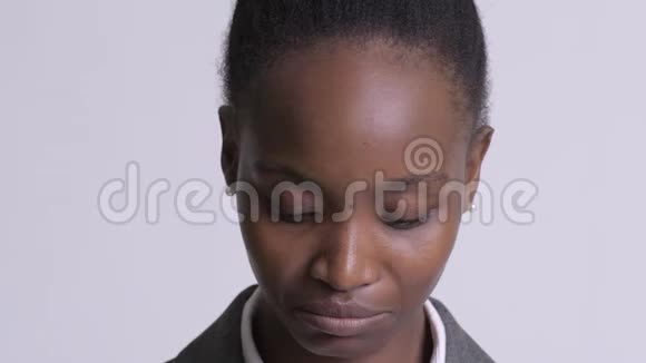 年轻悲伤的非洲女商人沮丧哭泣的脸视频的预览图