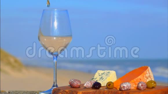 带着白葡萄酒在海边浪漫野餐视频的预览图