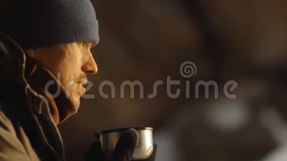 人在寒冷中喝茶视频的预览图
