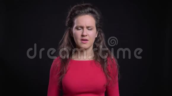 白种人女性红色肖像黑色背景下头痛按摩视频的预览图
