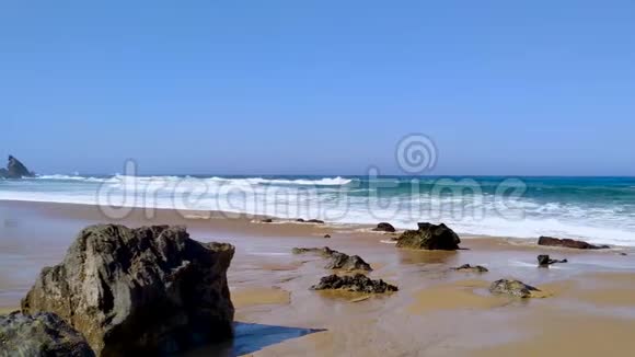 葡萄牙大西洋海岸沙滩上的海浪撞击岩石视频的预览图