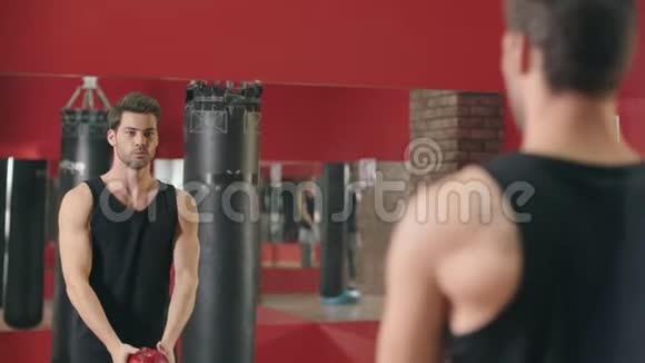 健身男子在健身健身房用球训练蹲式运动视频的预览图