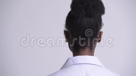 非洲女青年医生回首摘下护目镜后视图视频的预览图