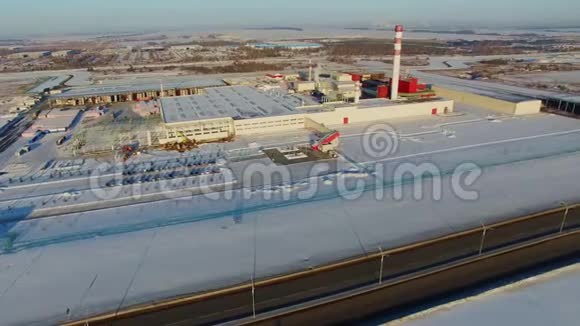 冬季鸟瞰烟囱工业综合体视频的预览图