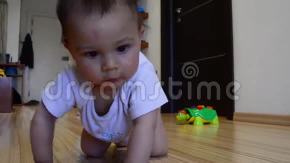 可爱的七个月大的小男孩学习爬行娃娃射击视频的预览图