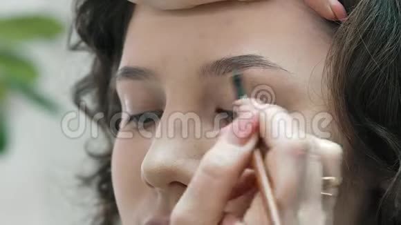 为女客户做化妆的化妆师视频的预览图