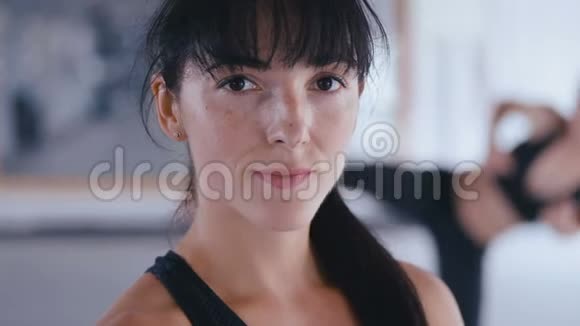 美丽的跆拳道女战士的肖像自信地看着相机受过训练的漂亮女运动员视频的预览图