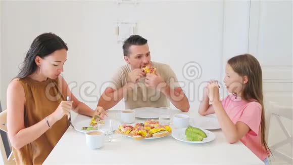 一家人在厨房一起吃早餐视频的预览图