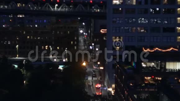 纽约摩天大楼的景色在夜间亮起在繁华的都市里一幢幢高楼高的写字楼视频的预览图