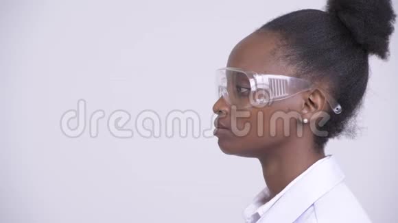 戴护目镜的非洲女青年医生侧视图思考与微笑视频的预览图