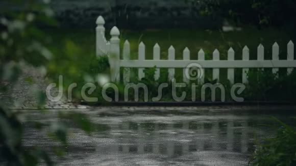 郊区多雨天气路面雨滴气象气候视频的预览图