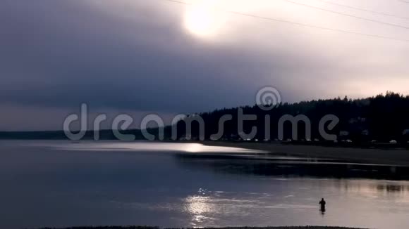 在桥边的湖中涉水的人视频的预览图
