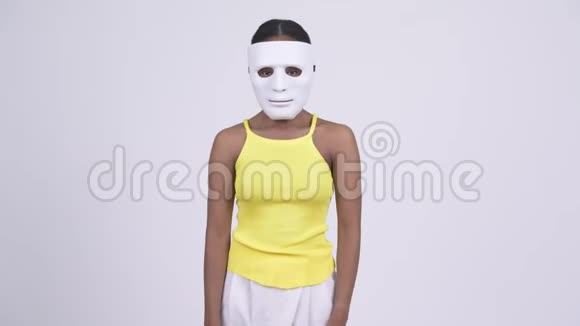 年轻的非洲女人戴着白色面具思考视频的预览图