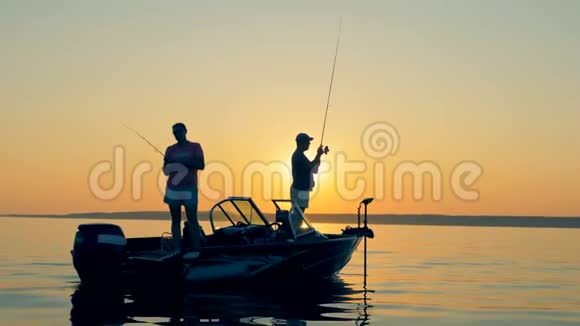 人们在船上钓鱼两个渔民在一艘小船上视频的预览图