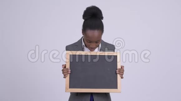 年轻的非洲女商人拿着黑板神情震惊视频的预览图