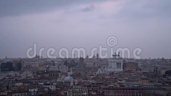 日落时罗马天际线城市景观的鸟瞰图时光飞逝视频的预览图