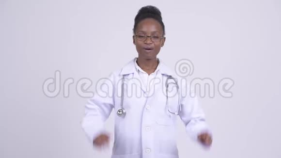 年轻快乐的非洲女医生拍手视频的预览图