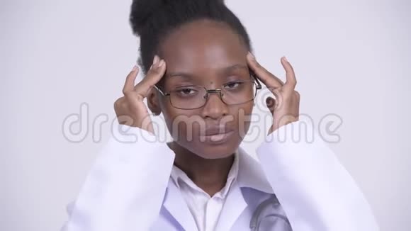 年轻的非洲女医生头痛的脸视频的预览图