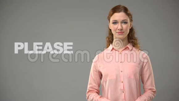 女士说请用手语背景文字聋人交流视频的预览图