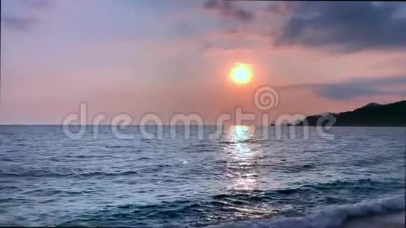 美丽的红海日落镜头海洋附近的山脉视频的预览图