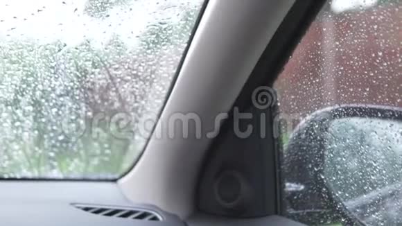 雨滴在车窗的挡风玻璃上视频的预览图