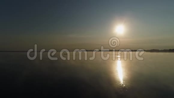 在太阳升起的背景下船和渔民的剪影视频的预览图