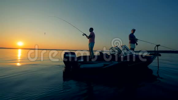 渔民在晚上捕鱼使用特殊的棒4K视频的预览图