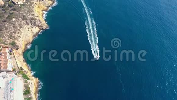 马略卡岛附近的快艇在海上航行的无人机空中录像视频的预览图