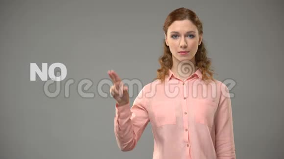 女士拒绝手语背景短信聋人沟通视频的预览图