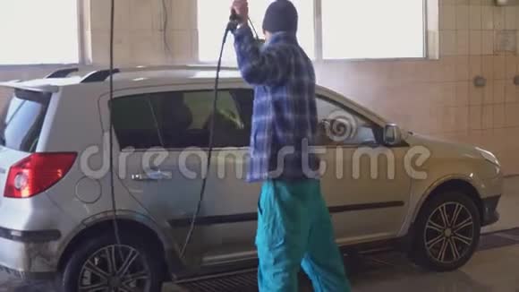 工人在洗车场洗灰车视频的预览图