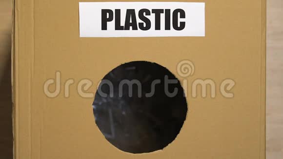 用塑料标牌将单用杯放入废物筐中分拣中心视频的预览图
