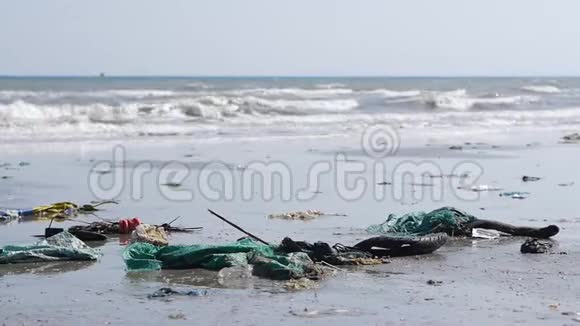 在海滩上拍塑料垃圾和垃圾关门视频的预览图