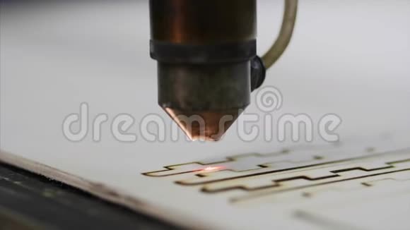 工业激光切割胶合板上的图案视频的预览图