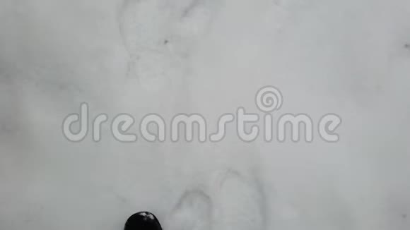 人脚在雪地里行走动作缓慢视频的预览图