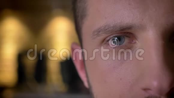 近距离拍摄白种人年轻男性脸蓝眼睛直视镜头视频的预览图