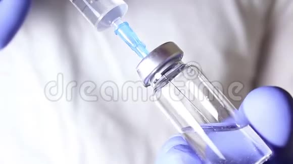 医生他的手用注射器把这个溶液注入一小瓶疫苗中混合药物准备视频的预览图