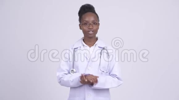 年轻的非洲女医生介绍了一些东西视频的预览图