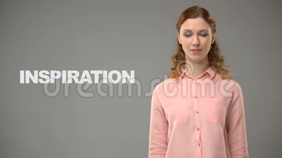 女人用手语表达灵感背景文字交流视频的预览图