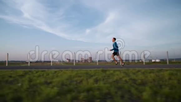 他在日落时分在人行道上跑视频的预览图