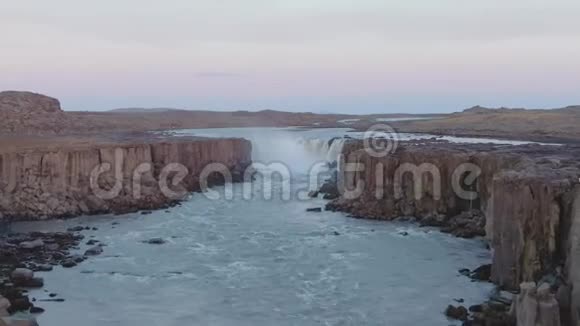 自私的瀑布和河流冰岛鸟瞰图视频的预览图