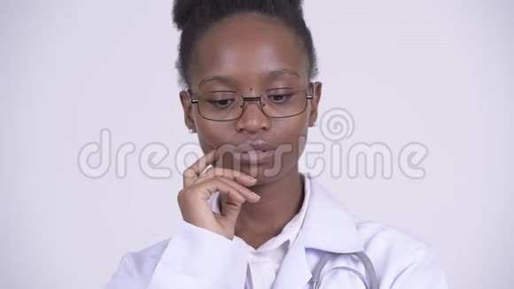 年轻悲伤的非洲女医生的脸在往下看视频的预览图